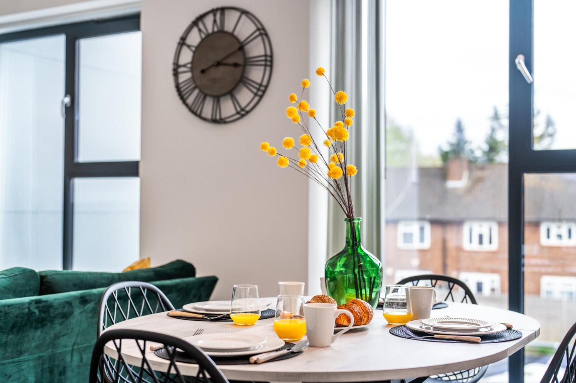 Potters Bar - Free Parking - Private Bathroom - Netflix - 4 Mins Walk To Station - 20 Mins Direct Trains To London 외부 사진