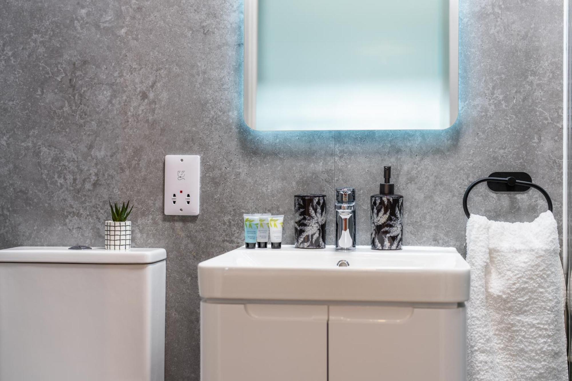 Potters Bar - Free Parking - Private Bathroom - Netflix - 4 Mins Walk To Station - 20 Mins Direct Trains To London 외부 사진